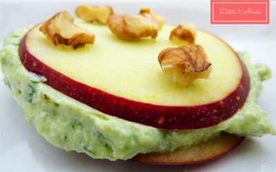 Almaszendvics medvehagymás túróval töltve