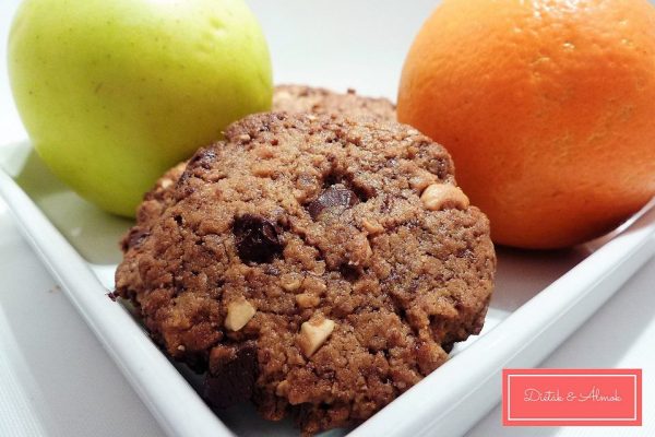 ropogós mogyorós csokis keksz cukormentes teljes kiőrlésű szénhidrát diéta cukorbetegség inzulinrezisztencia